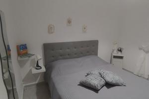 camera da letto arredata in casa di campagna 