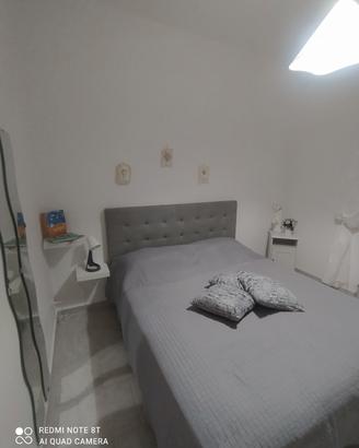 camera da letto arredata in casa di campagna 