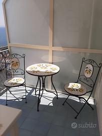 Tavolino e sedie in pietra e ferro battuto