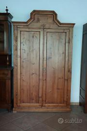 Vecchio armadio dispensa credenza in abete