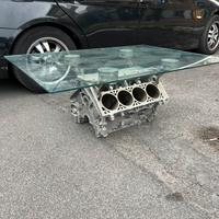 Tavolino da caffe con blocco motore V8