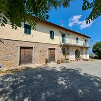 Casale e vigneto con vista San Gimignano