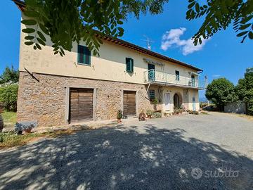Casale e vigneto con vista San Gimignano