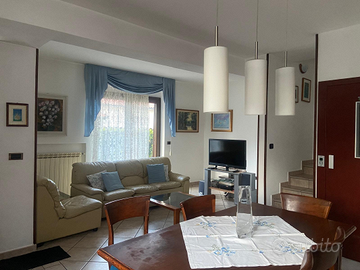 Porzione di bifamiliare vicino centro 3 camere