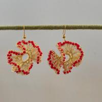 orecchini monachella a fiore perline vetro rosso