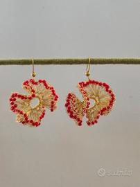 orecchini monachella a fiore perline vetro rosso