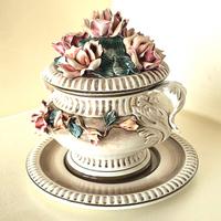 Zuppiera/centrotavola Capodimonte con ricche rose