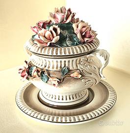 Zuppiera/centrotavola Capodimonte con ricche rose