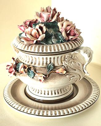 Zuppiera/centrotavola Capodimonte con ricche rose
