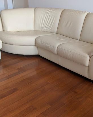 Divano angolare in pelle color avorio con pouf