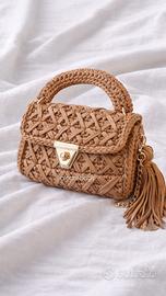 Borsa intrecciata elegante, dettagli oro nappa