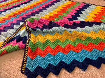 Coperta uncinetto in lana della nonna colorata