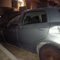 Automobile solo per pezzi di ricambio