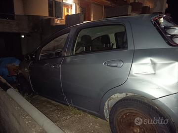 Automobile solo per pezzi di ricambio