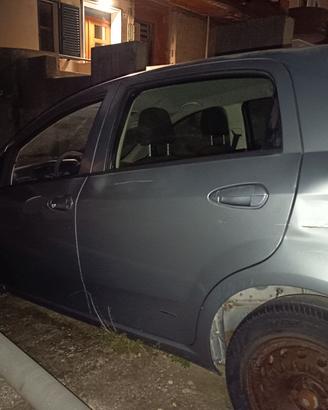 Automobile solo per pezzi di ricambio