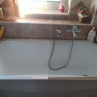 vasca da bagno con miscelatore e parete in cristal