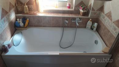 vasca da bagno con miscelatore e parete in cristal