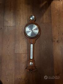 orologio a pendolo da muro d'epoca in legno