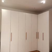 Armadio bianco ad angolo