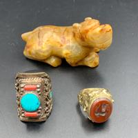 2 anelli e 1 scultura in pietra cinese intagliata