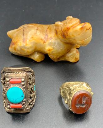 2 anelli e 1 scultura in pietra cinese intagliata
