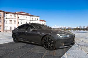Model S 100D: IVA Esposta e Viaggi Gratis