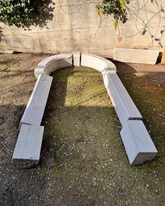 Portale antico in pietra lavorato a mano