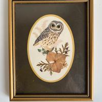 Quadretto inglese vintage con fiore pressato