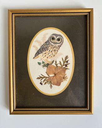 Quadretto inglese vintage con fiore pressato