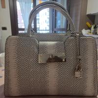 Borsa Guess pitonata e portafoglio abbinato