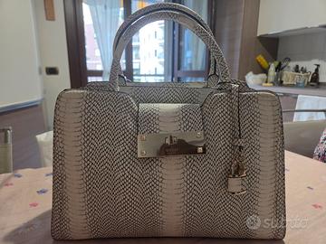 Borsa Guess pitonata e portafoglio abbinato