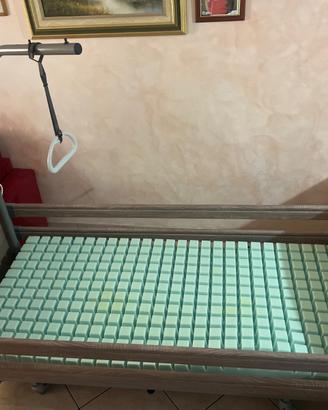 Letto in faggio. Sanitario motorizato