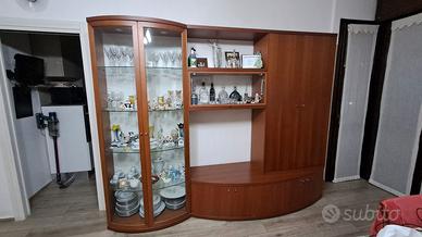 Soggiorno con mobile,  tavolo e 4 sedie