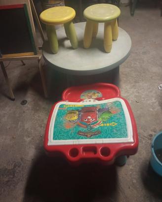 Tavolino rotondo  + sgabelli + Banco gioco disegno
