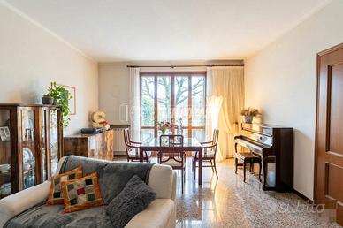 Ampia Bifamiliare con Giardino Privato: Spazio, Lu