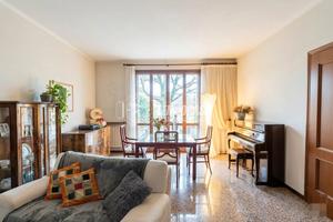 Ampia Bifamiliare con Giardino Privato: Spazio, Lu