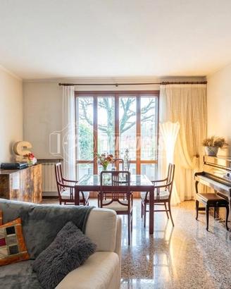 Ampia Bifamiliare con Giardino Privato: Spazio, Lu