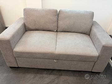 divano 2posti grigio con pouf estraibile