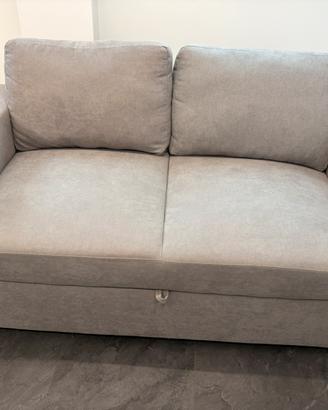 divano 2posti grigio con pouf estraibile
