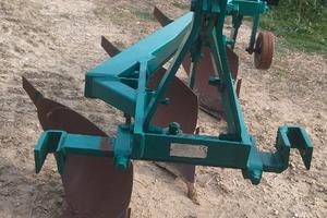 Aratro trivomere saima