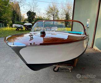 motoscafo d’epoca restaurato a nuovo