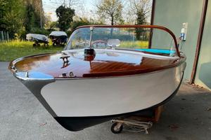 motoscafo d’epoca restaurato a nuovo
