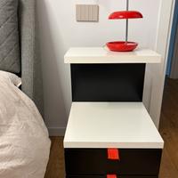 Comodino Ikea nero e bianco con ruote