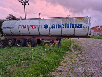 Semiserimorchio cisterna per trasporto