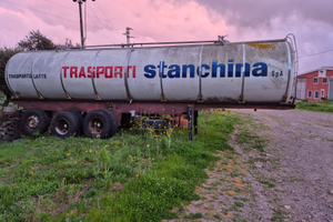 Semiserimorchio cisterna per trasporto