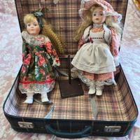 2 bambole porcellana da collezione con valigia