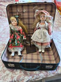 2 bambole porcellana da collezione con valigia
