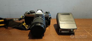 macchina fotografica Nikon FE con obbiettivo 