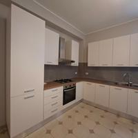cucina con elettrodomestici