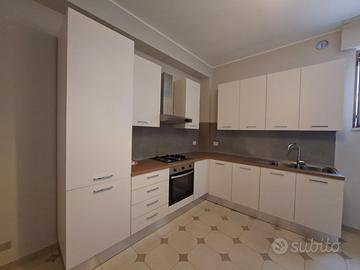 cucina con elettrodomestici